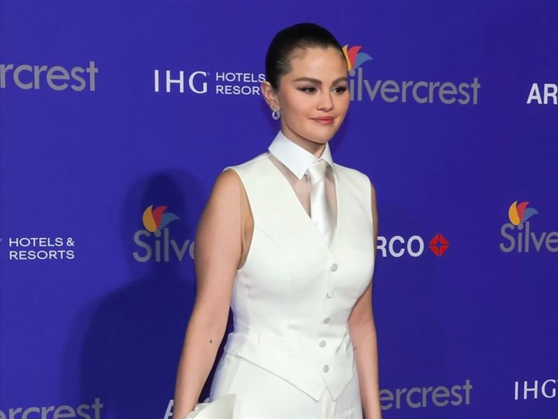  سيلينا غوميز بإطلالة بيضاء أنيقة في حفل توزيع جوائز مهرجان بالم سبرينغز السينمائي الدولي