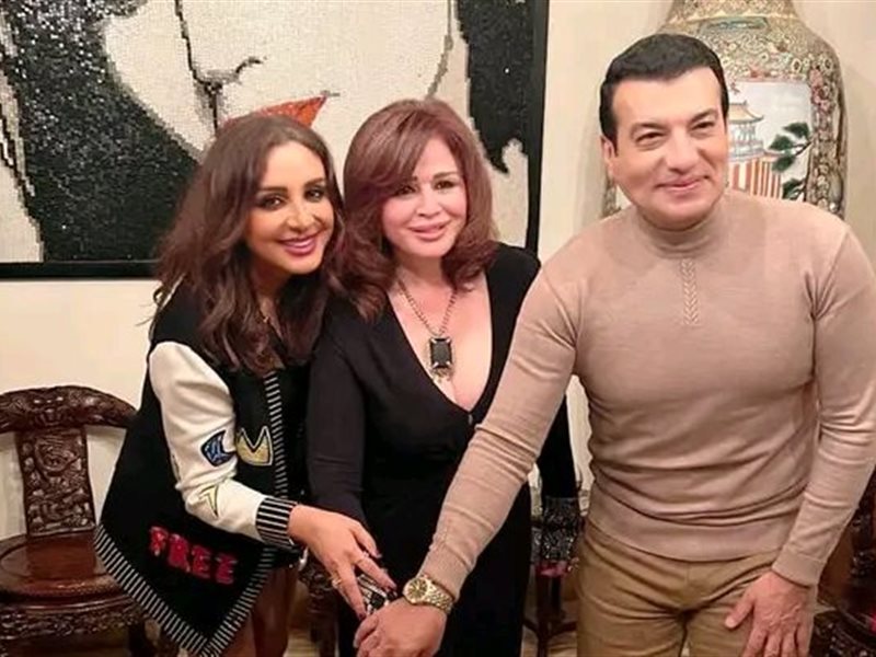 بحضور يسرا وأنغام ومنة شلبي.. نجوم الفن يحتفلون بعيد ميلاد إلهام شاهين في منزلها  