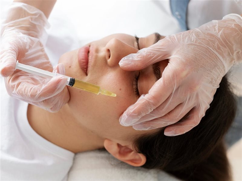 الدكتورة إيمان سند توضح فوائد إبر النضارة للبشرة.. هل تغني عن الفيلر؟  