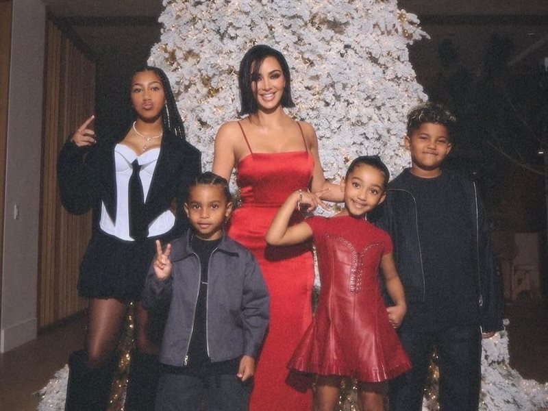 كيم كارداشيان تحتفل بعيد الميلاد رفقة عائلتها فى أجواء مليئة بالحب  