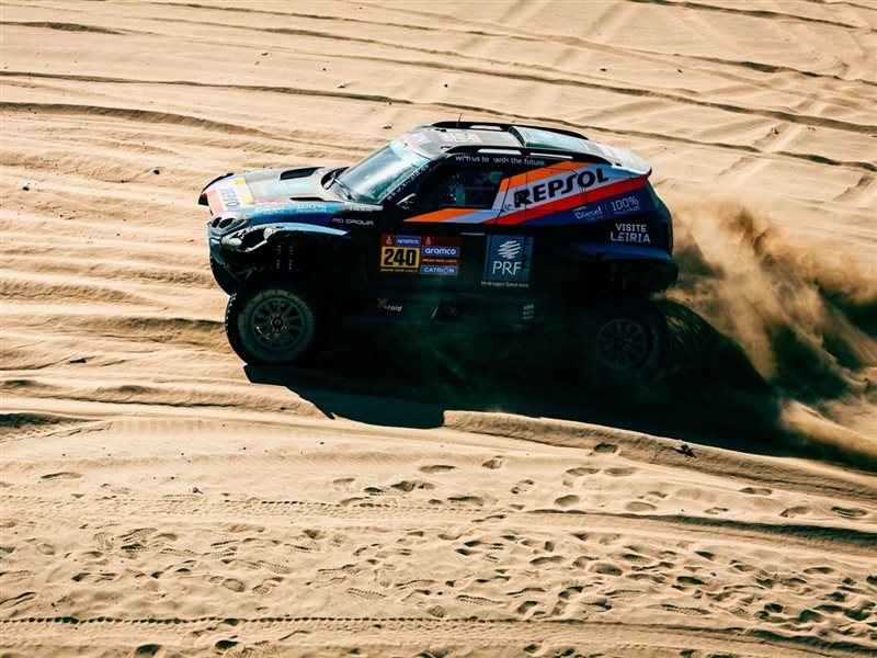 يزيد الراجحي يتفوق في رالي داكار ويتصدر الترتيب بعد المرحلة الماراثونية