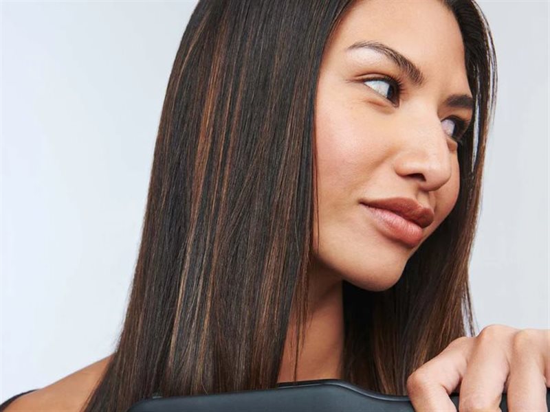 للحصول على شعر ناعم كالحرير.. إليكم أفضل مكواة للشعر