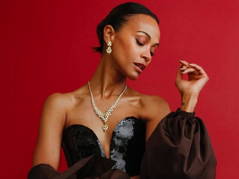  زوي سالدانا بعقد استثنائي من كارتييه صنع في 738 ساعة 