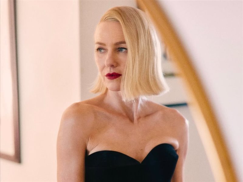 ناعومي واتس بفستان كلاسيكي أنيق من دار الموضة العالمي  Schiaparelli