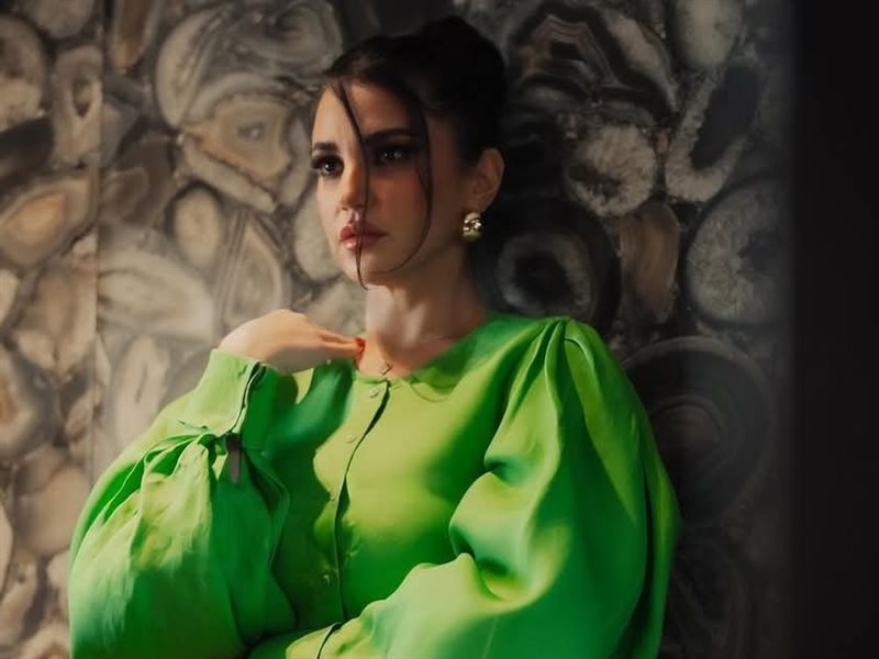 درة تتألق بإطلالة لامعة ببصمة Carolina Herrera في أول صور لها في 2025