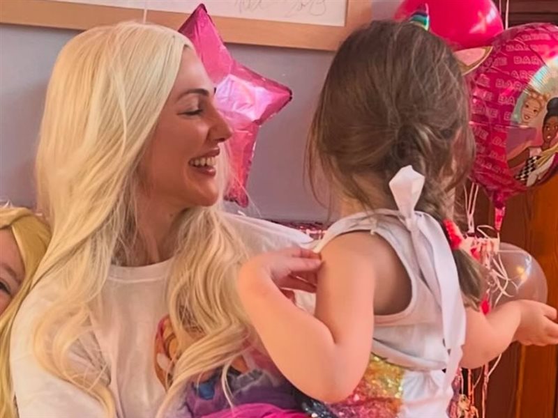 مريم أوزرلي تحتفل بعيد ميلاد ابنتها ليلى الرابع بأجواء عائلية دافئة 