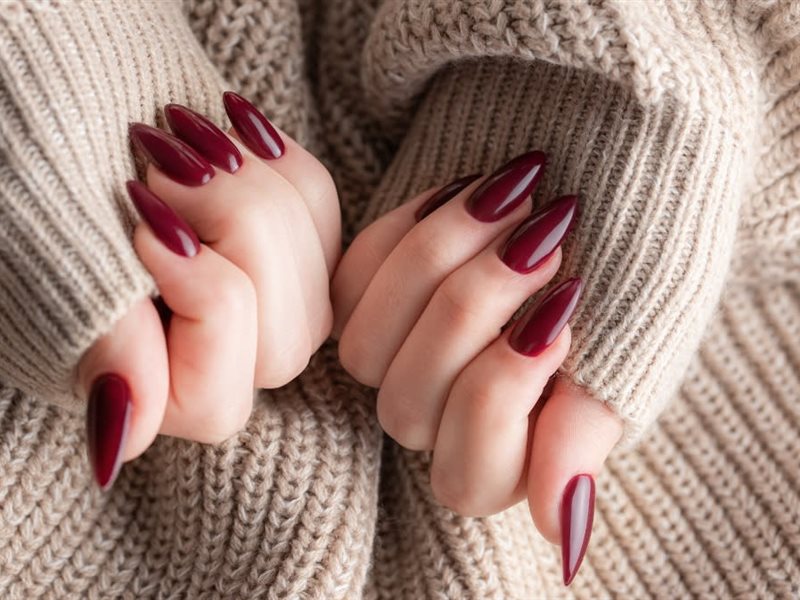 منها الكراميل والأحمر.. أبرز اتجاهات ألوان الأظافر لعام 2025  