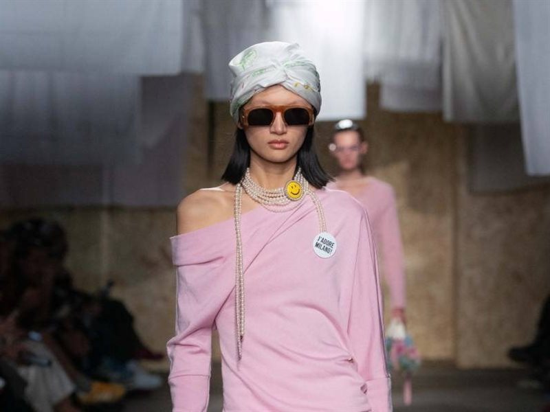 تألقي بأناقة وجاذبية بأحدث صيحات الموضة في عالم الأزياء مع مجموعة 