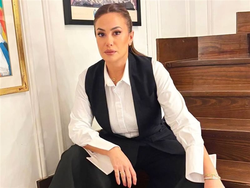 هند صبري تتألق بإطلالة رسمية بالأبيض والأسود 