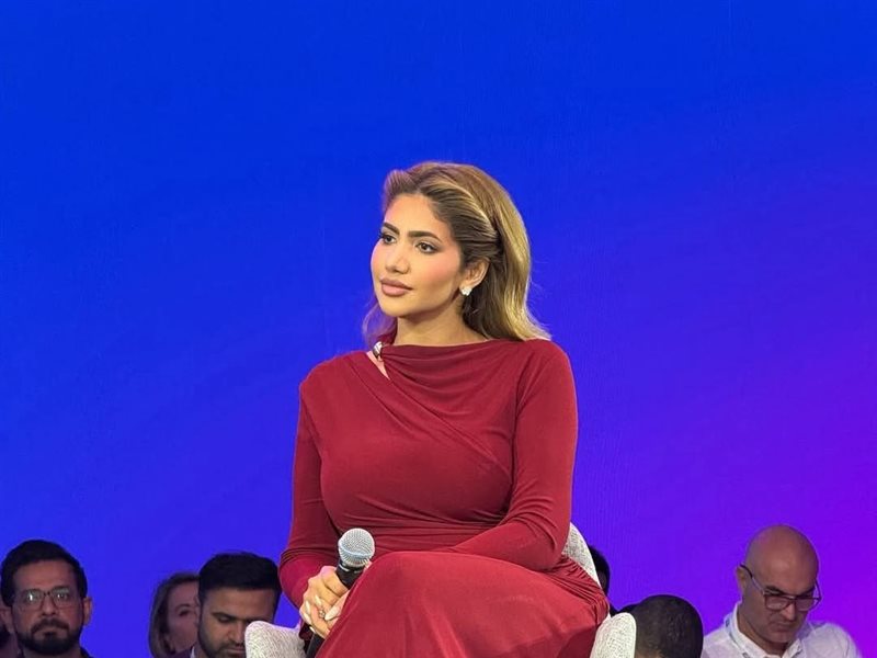 نور ستارز تخطف الأنظار بإطلالة حمراء أنيقة في قمة المليار متابع بدبي