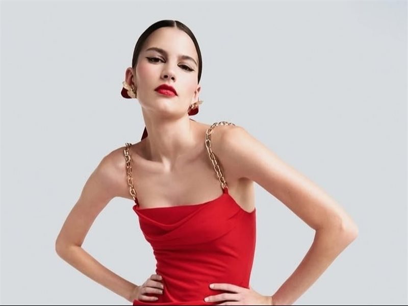 الألوان الجريئة والتصاميم المبتكرة تزين مجموعة كارولينا هيريرا 2025 للمرأة العصرية 