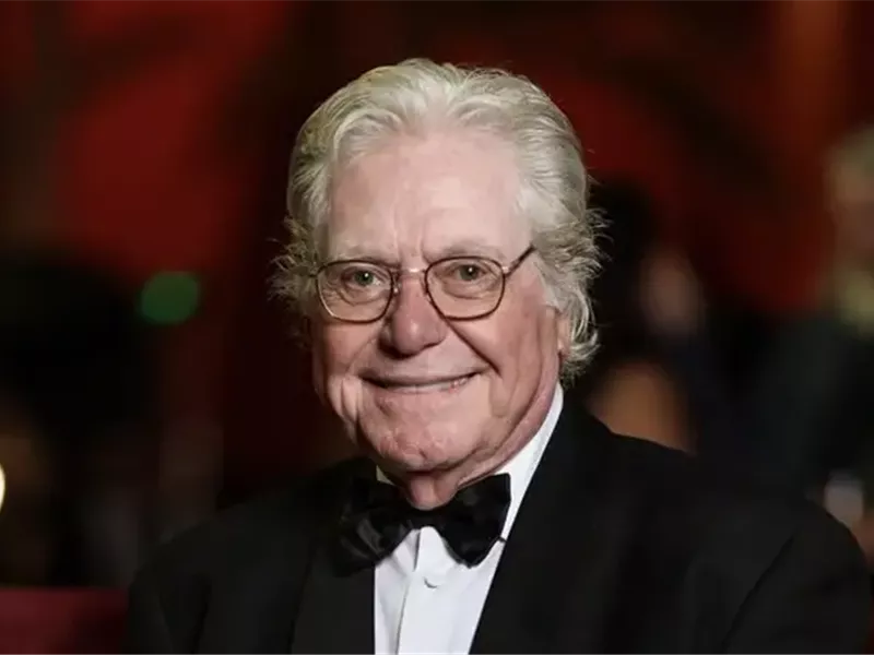 منح حسين فهمي وسام 