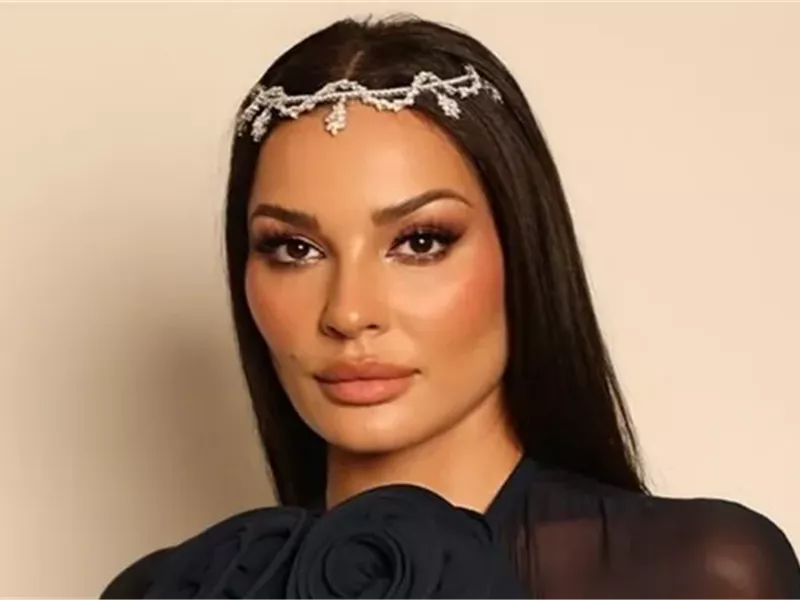 بإطلالة كلاسيكية ساحرة.. نادين نسيب نجيم تخطف الأنظار على ريد كاربت حفل العالمي أنتوني هوبكنز بالرياض