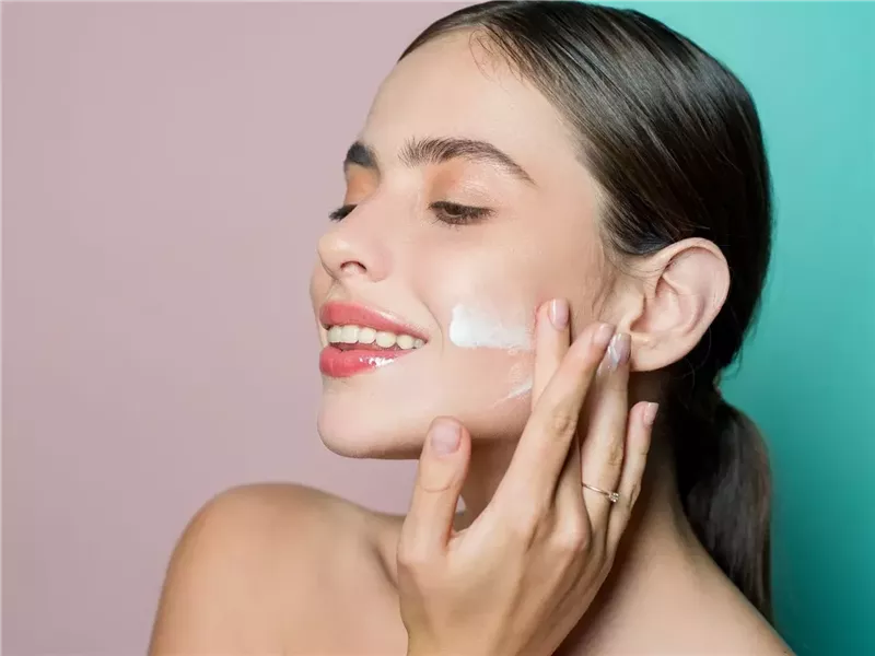 دليلك للحفاظ على بشرة أكثر نضارة ونعومة في هذا الشتاء 