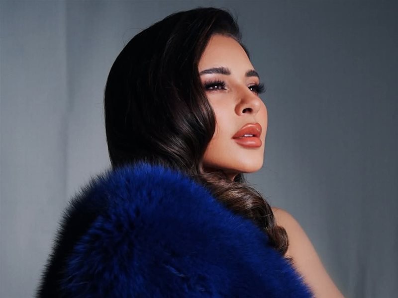 ماغي بو غصن تخطف الأنظار بإطلالة زرقاء من توقيع Tony ward في حفل 