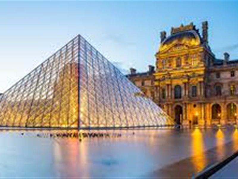 متحف اللوفر يفتتح معرض أزياء تحت عنوان 