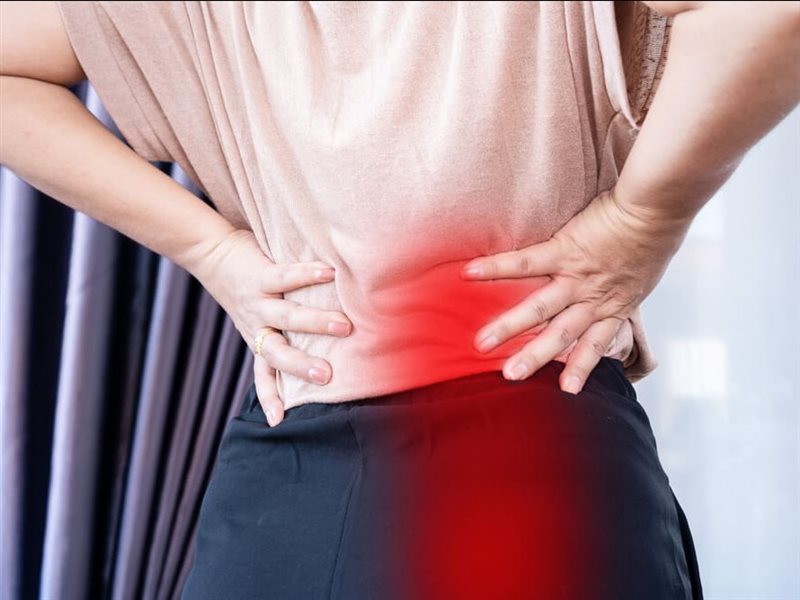 الإجهاد أبرزها.. أسباب آلام الظهر والورك في جانب واحد من الجسم 