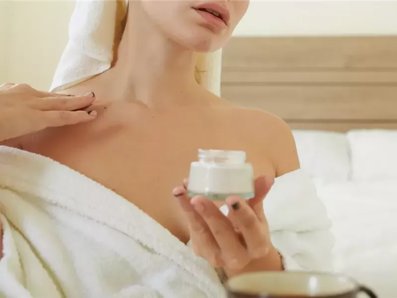 لمنع التجاعيد والترهل.. إليك أفضل 5 كريمات لشد الرقبة وترطيبها لعام 2025 