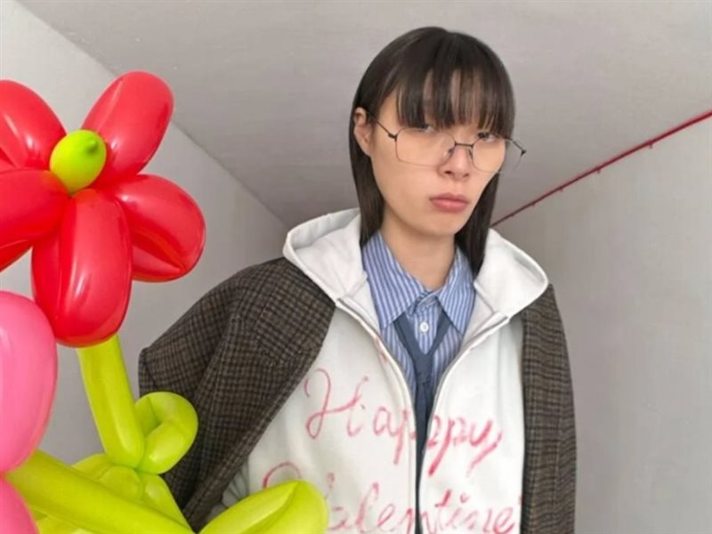 BALENCIAGA تحتفل بعيد الحب 2025 بتصاميم مبتكرة تحمل رسائل رومانسية  