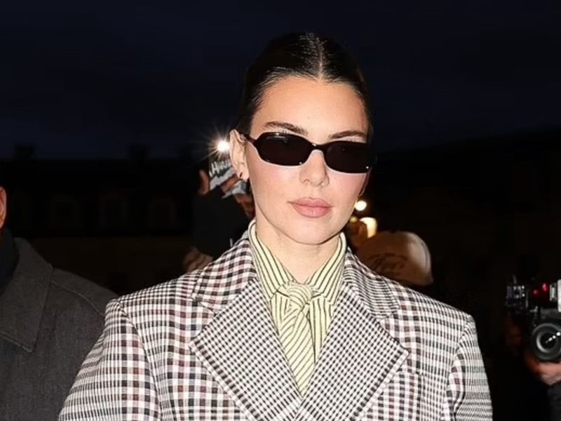 كيندال جينر تخطف الأنظار بإطلالة عصرية في أسبوع الموضة بباريس