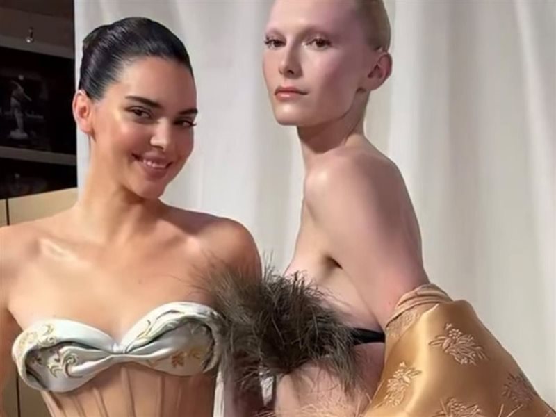 schiaparelli تقدم الكشاكش المبالغ فيها والدانتيل المعقد في عرض أزياء باريس للهوت كوتور 2025 