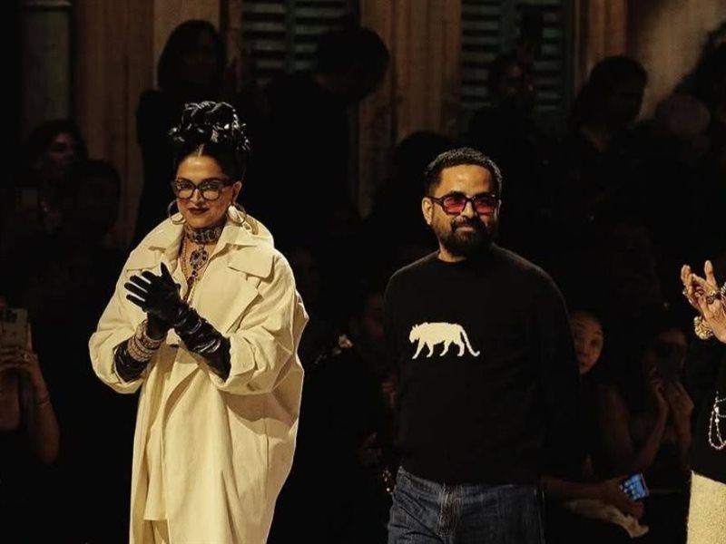 نجوم بوليوود يتألقون في عرض سابياساتشي احتفالا بمرور 25 عاما على إطلاق علامته التجارية