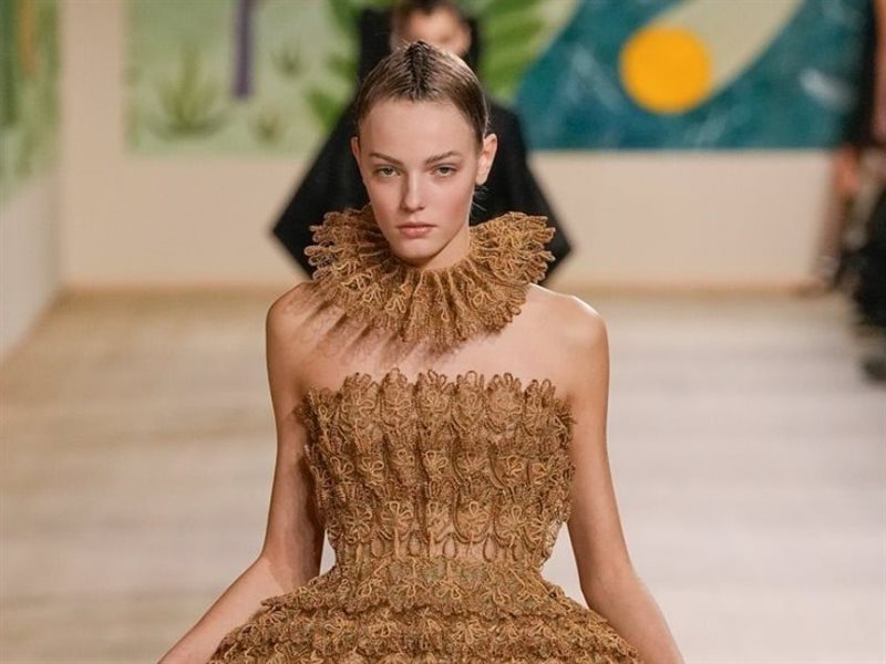 ديور تسحر الحضور بمجموعة هوت كوتور لربيع وصيف 2025 في أسبوع باريس للأزياء 