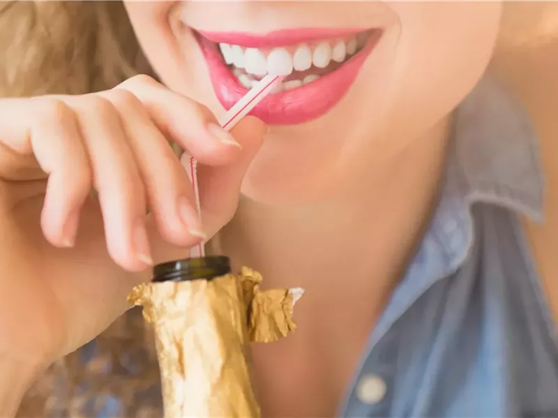 مشروبات يومية شائعة تسبب تصبغات الأسنان 