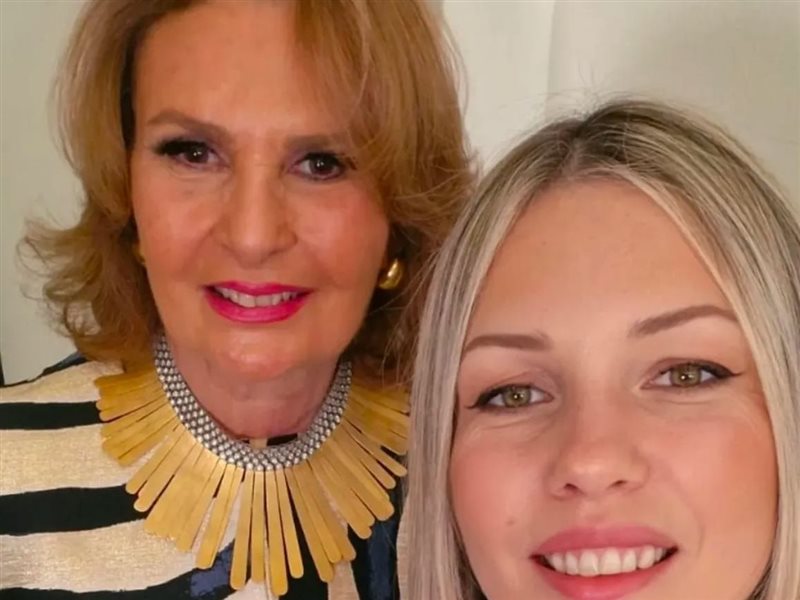 يسرا تتألق باللونين الأبيض والأسود في عرض ستيفان رونالد بأسبوع الموضة بباريس 