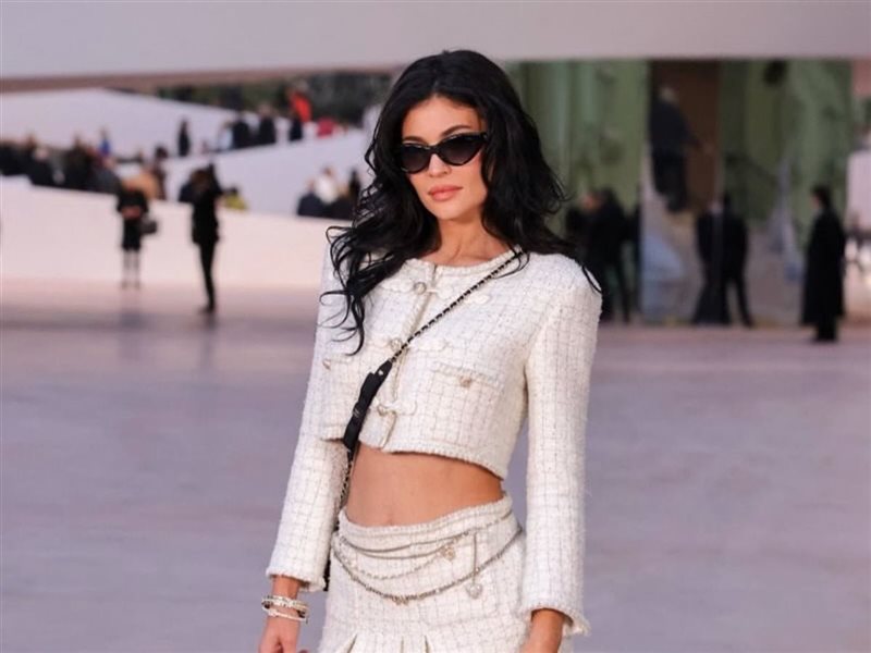 كايلي جينر تخطف الأنظار في عرض أزياء شانيل اليوم 