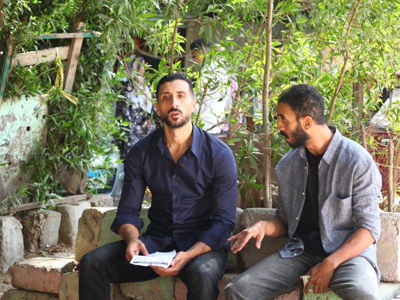 الفنان حسن حفني يشارك جمهوره صور من كواليس مسلسل 