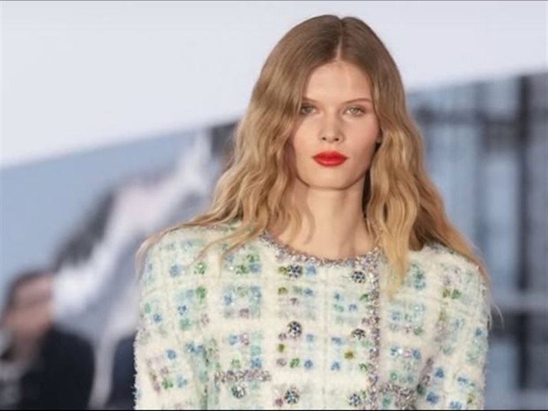 التويد يعود بقوة في مجموعة شانيل لربيع وصيف 2025 بباريس  