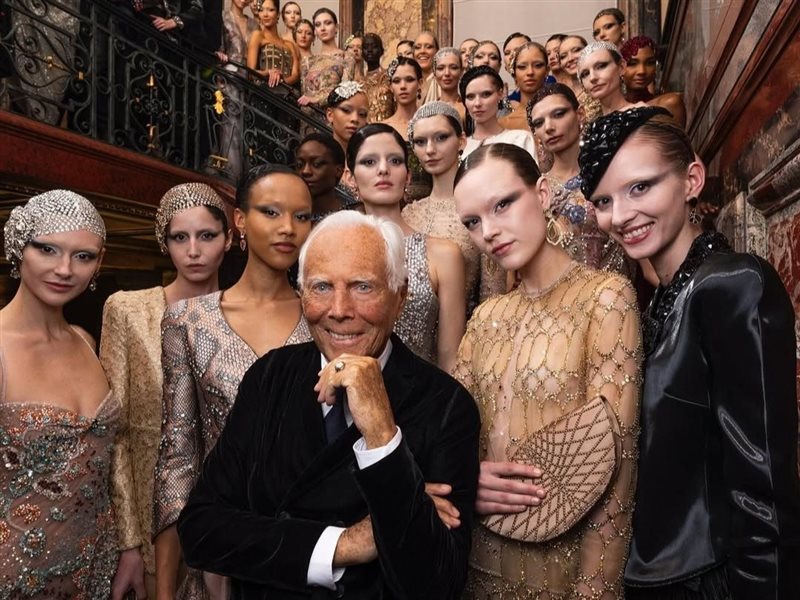 مجموعه جورجيو أرماني لربيع وصيف 2025: تناغم بين الفخامة والرومانسية في عرض مذهل بباريس