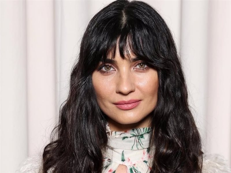 توبا أوستون تخطف الأنظار بإطلالة أنيقة في عرض جيامباتيستا فالي في باريس  