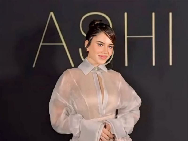 نجود الرميحي تشعل الأضواء في عرض أزياء محمد آشي بباريس 