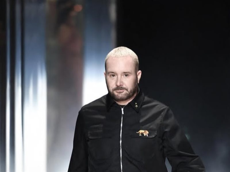 كيم جونز يودع منصبه كمدير إبداعي لقسم الرجال في ديور بعد سبع سنوات من التألق والإبداع