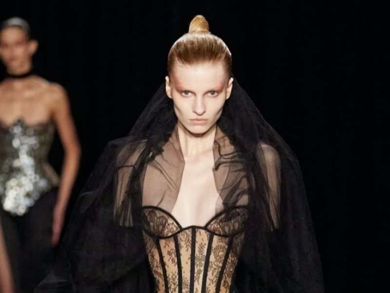 محمد آشي يبدع في أسبوع باريس للأزياء الراقية 2025 بتصاميم أنيقة تجمع بين الكلاسيكية والابتكار