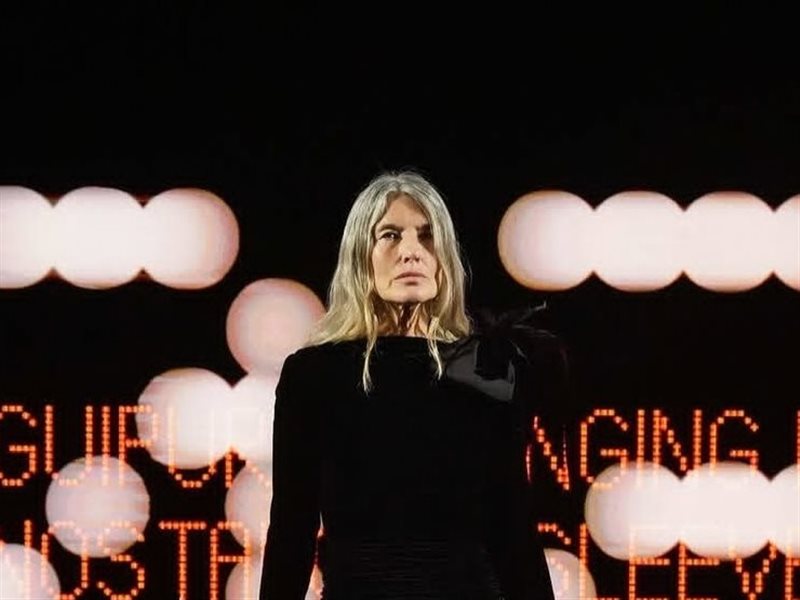 أليساندروا ميشيل يكشف عن رؤيته الإبداعية الأولى في عرض ساحر  لدار فالنتينو في باريس 