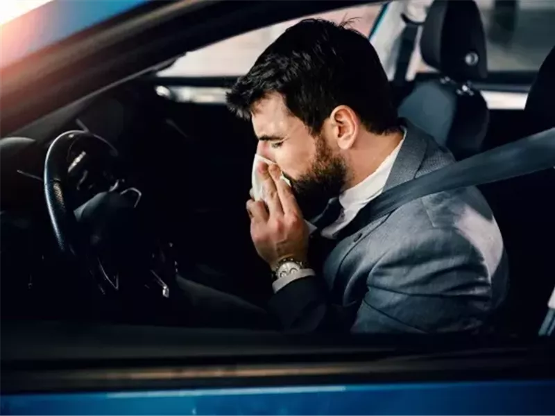 خطأ صحي شائع قد تفعله أثناء قيادة سيارتك يعرضك لخطر وقوع حادث