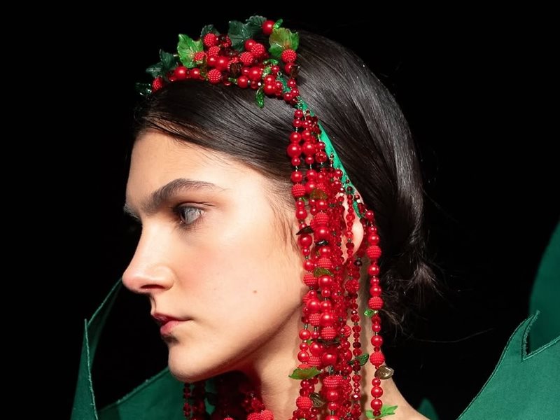 يانينا كونور  ترفع شعار الأناقة الرومانسية  في عرض أزياء  ربيع وصيف 2025 بباريس