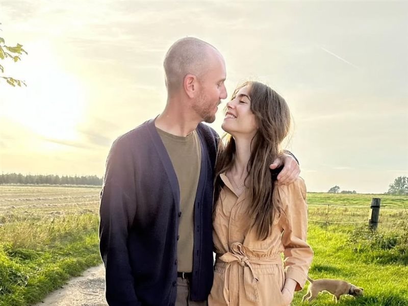 ليلي كولينز وزوجها تشارلي ماكدويل يستقبلان مولودتهما الأولى TOVE