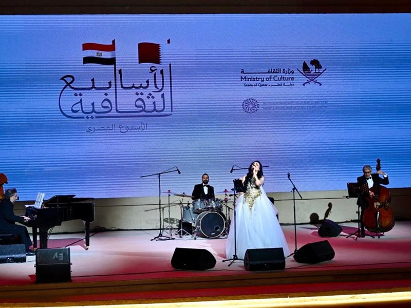 بالصور..أميرة سليم تغني لداليدا ونجاة الصغيرة في حفلها بقطر