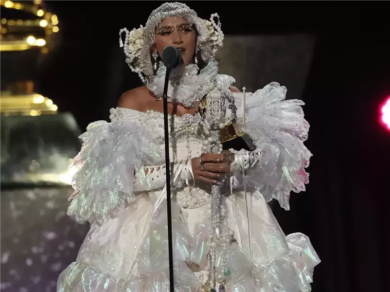 سييرا فيريل: من التشرد إلى الفوز بثلاث جوائز جرامي في ليلة واحدة