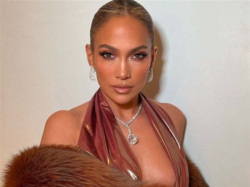 جينفر لوبيز تتألق بإطلالة لامعة في حفل Pre-Grammy Gala 