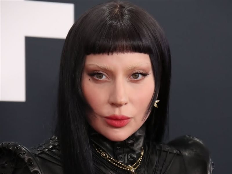 ليدي جاجا تتألق بإطلالة سوداء من توقيع Samuel Lewis في حفل توزيع جوائز جرامي 2025