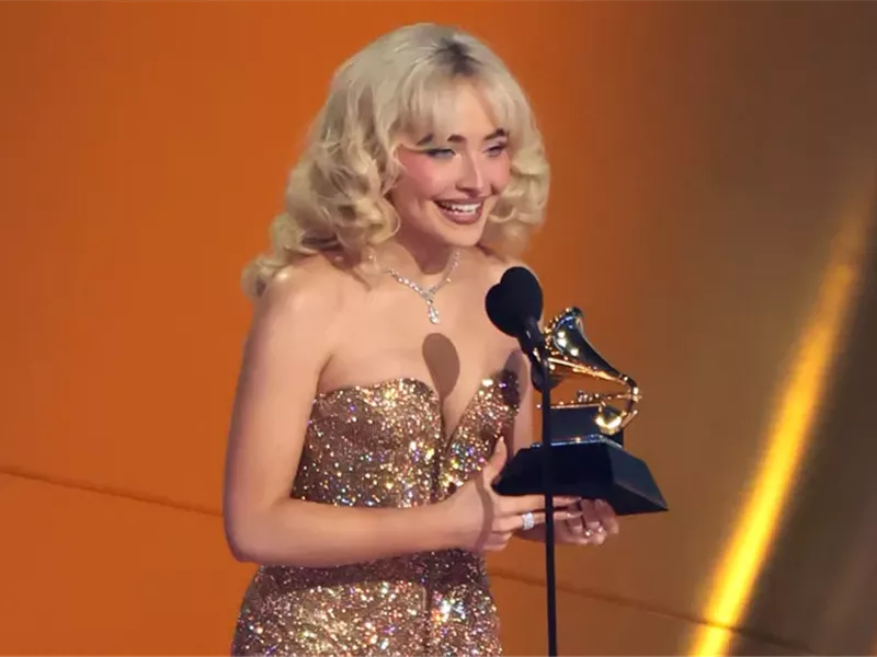  سابرينا كاربنتر تفوز بجائزة 