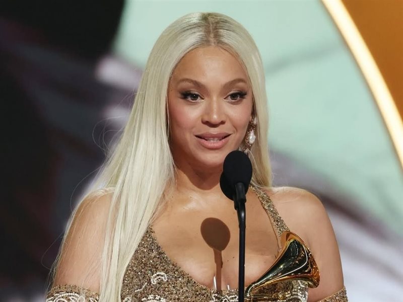 بيونسيه تتألق بإطلالة ذهبية من توقيع  سكياباريلي وتحصد جائزة 