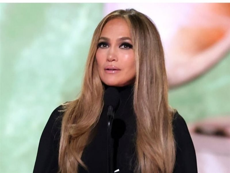 جينفر لوبيز تخطف الأنظار بإطلالة استثنائية من توقيع ستيفان رولاند في حفل توزيع جوائز الجرامي 2025