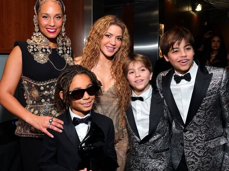 شاكيرا تخطف الأضواء في حفل الغرامي 2025 برفقة ابنيها ميلان وساشا