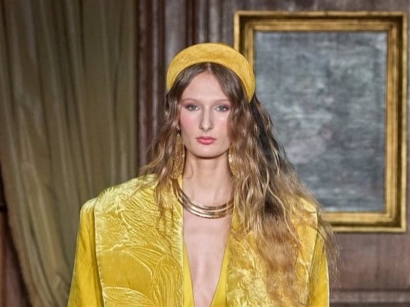 رونالد فان دير كمب يقدم تصاميم مبتكرة تمزج بين الأناقة والاستدامة في أسبوع الموضة بباريس 2025 